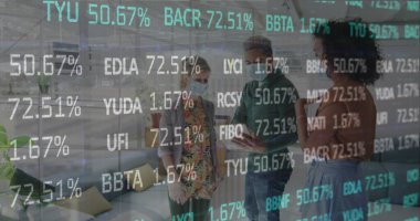 Ofiste çalışan yüz maskesi takan iş adamlarının mali veri işleme görüntüsü. Genel covid 19, hesaplama, finans, iş ve veri işleme kavramı dijital olarak oluşturulmuş görüntü.