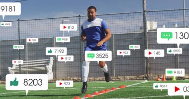 Şehirdeki inşaat alanındaki sosyal medya simgeleri ve numaraları. Küresel sosyal medya bağlantıları ve dijital arayüz konsepti dijital olarak oluşturuldu.