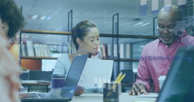 Ofisteki çeşitli iş adamlarıyla ilgili finansal veri işleme resmi. Küresel finans, iş, bağlantılar, hesaplama ve veri işleme kavramı dijital olarak oluşturuldu.