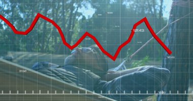 Beyaz adamın hamakta dinlenmesi üzerine kırmızı çizgi ve finansal veri işleme görüntüsü. Küresel finans, iş, bağlantılar, hesaplama ve veri işleme kavramı dijital olarak oluşturuldu.