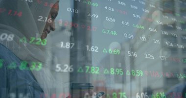 Ticaret kurulu görüntüsü, tesettür giymiş, elinde kahve tutan ve cep telefonuyla kayan melez bir kadın. Grafikler, dijital bileşim, rapor, iş, içecek, borsa, içki ve teknoloji.