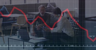 Ofiste iş tartışması yapan çeşitli meslektaşların mali veri işleme görüntüsü. Küresel iş, bilgisayar, iletişim ve dijital arayüz kavramı dijital olarak oluşturulmuş görüntü.