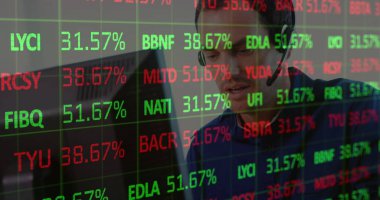 Arkadaki taşıma bandındaki karton kutuların üzerinde finansal veri işleme resmi. Küresel iş bağlantıları ve dijital arayüz konseptini dijital olarak oluşturur.