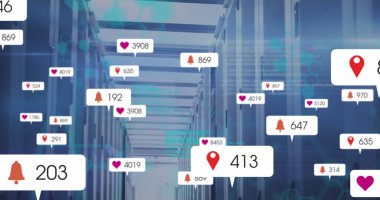 Bilgisayar sunucu odasına karşı çoklu sosyal medya simgeleri ve veri işleme resimleri. Sosyal medya ağı ve iş veri depolama teknolojisi kavramı