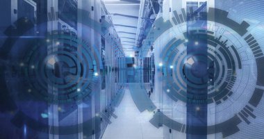 Bilgisayar sunucuları üzerinden veri işleme ve dürbünün resmi. Küresel finans, iş, bağlantılar, hesaplama ve veri işleme kavramı dijital olarak oluşturuldu.