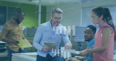 Ofisteki çeşitli iş adamlarıyla ilgili finansal veri işleme resmi. Küresel finans, iş, bağlantılar, hesaplama ve veri işleme kavramı dijital olarak oluşturuldu.