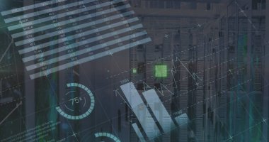 Sunucu odasındaki veri sunucu raflarının üzerindeki bağlı noktaların üzerindeki bilgi arayüzü resmi. Dijital bileşik, çoklu pozlama, rapor, iş, küresel, veri merkezi, ağ ve teknoloji.