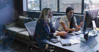 Modern ofiste çalışan iş kadınlarının dünya haritası ve veri analizi görüntüleri. teknoloji, takım çalışması, yenilik, strateji, planlama, dijital