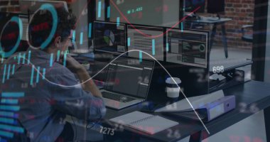 Kafkasyalı iş adamının dizüstü bilgisayarla mali veri işleme görüntüsü. Küresel iş, finans, hesaplama ve veri işleme kavramı dijital olarak oluşturulmuş görüntü.