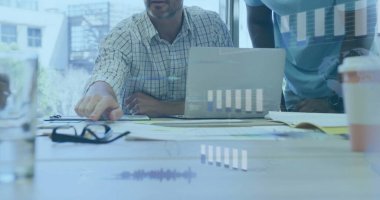 Ofisteki çeşitli iş adamlarıyla ilgili finansal veri işleme resmi. Küresel finans, iş, bağlantılar, hesaplama ve veri işleme kavramı dijital olarak oluşturuldu.