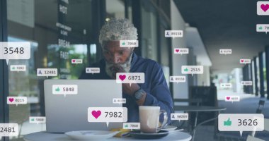 Sosyal medya simgeleri ve dizüstü bilgisayar kullanan Afro-Amerikan bir adam üzerindeki numaralar. Küresel sosyal medya, hesaplama ve veri işleme kavramı dijital olarak oluşturulmuş resim.