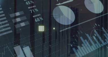 Veri sunucu odasının üzerindeki bilgi arayüzü ve bilgisayar dilinin resmi. Dijital bileşik, rapor, iş, büyüme, dünya, veri merkezi, ağ sunucu ve teknoloji kavramı.