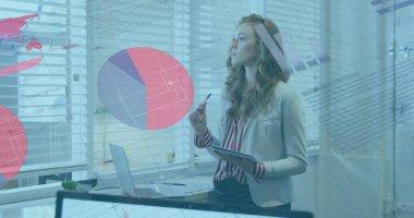 Ofiste not alan düşünceli beyaz kadın hakkında istatistiksel veri işleme resmi. Bilgisayar arayüzü ve iş veri teknolojisi kavramı