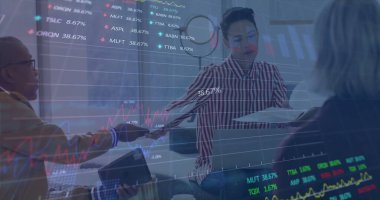 Muhtelif meslektaşların ofiste toplanmasıyla ilgili finansal veri işleme resmi. Küresel iş, bilgisayar, iletişim ve dijital arayüz kavramı dijital olarak oluşturulmuş görüntü.