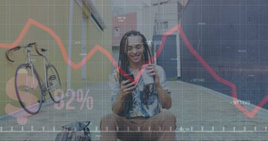 Akıllı telefon kullanan melez bir adamın veri işleme görüntüsü. Küresel iş, hesaplama, dijital arayüz ve veri işleme kavramı dijital olarak oluşturuldu.