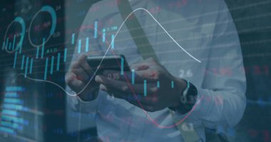 Kafkasyalı adamın orta kesiminde cep telefonu kullanan birden fazla grafik ve alım satım tahtası. Dijital bileşik, çoklu pozlama, rapor, iş dünyası, borsa ve teknoloji kavramı.