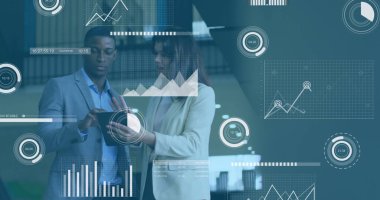 Çeşitli işadamları ve iş kadınlarının ofiste tartıştığı veri işleme görüntüsü. Bilgisayar arayüzü ve iş veri teknolojisi kavramı