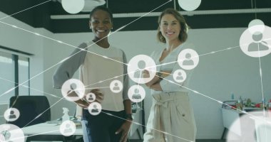 Ofiste duran çeşitli meslektaşların gülümsemesi üzerine çizgilerle bağlantılı simgelerin görüntüsü. Dijital bileşik, çoklu pozlama, iş dünyası, iş arkadaşları, soyut ve iletişim kavramı.