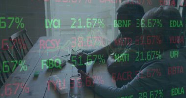 Teslimatçı ve minibüsün mali veri işleme görüntüsü. Dijital olarak oluşturulmuş resim.