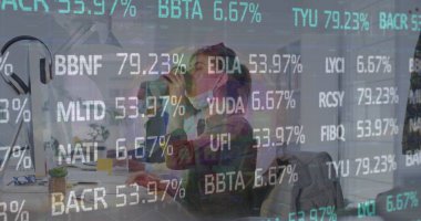 Ofiste çalışan yüz maskesi takan iş adamlarının mali veri işleme görüntüsü. Genel covid 19, hesaplama, finans, iş ve veri işleme kavramı dijital olarak oluşturulmuş görüntü.