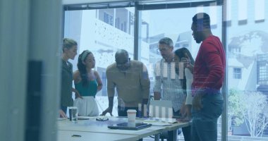 Ofisteki çeşitli iş adamlarıyla ilgili finansal veri işleme resmi. Küresel finans, iş, bağlantılar, hesaplama ve veri işleme kavramı dijital olarak oluşturuldu.