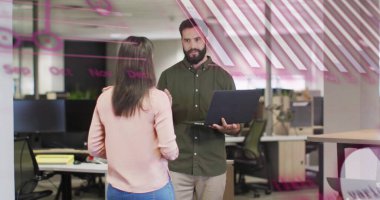 Proje tartışması, ofis ayarları üzerinde kod resmi olan dizüstü bilgisayarı tutan adam. Teknoloji, iş dünyası, takım çalışması, işbirliği, programlama, kodlama