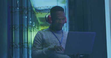 Sunucu odasındaki Afrikalı Amerikalı erkek işçinin görüntüsü. Küresel iş ve dijital arayüz kavramı, dijital olarak oluşturulmuş görüntü.