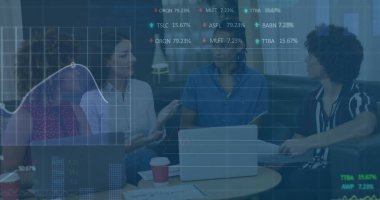 Ofiste tartışan bir grup meslektaşın üzerinde borsa veri işleme görüntüsü. Küresel ekonomi ve iş teknolojisi kavramı