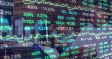 Bilgisayar kullanan iş adamlarının finansal veri işleme görüntüsü. Küresel iş ve veri işleme kavramı dijital olarak oluşturulmuş görüntü.