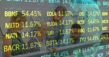 Bilgisayar kullanan iş adamlarının finansal veri işleme görüntüsü. Küresel iş ve veri işleme kavramı dijital olarak oluşturulmuş görüntü.