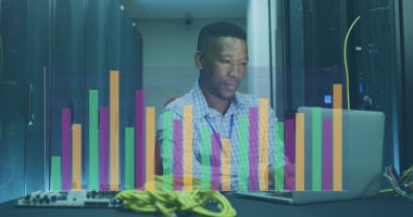 Sunucu odasındaki Afrikalı Amerikalı erkek çalışanın veri işleme görüntüsü. Küresel iş ve dijital arayüz kavramı, dijital olarak oluşturulmuş görüntü.