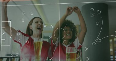 Futbol tişörtlü, barda içki içen çeşitli arkadaşların futbol sahası görüntüsü. Spor, destekçiler, boş zaman, boş zaman ve dijital olarak üretilen imaj konsepti.