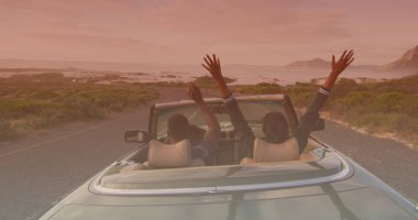 Cabriolet 'te gezen mutlu çift görüntüsü. seyahat, tatiller, ilişki ve özgürlük kavramı dijital olarak oluşturulmuş görüntü.