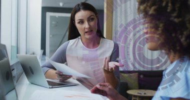 Belgeler tartışılıyor, dijital veri işleme görüntüsü olan iş kadınları ofiste. Takım çalışması, şirket, toplantı, strateji, yenilik, işbirliği