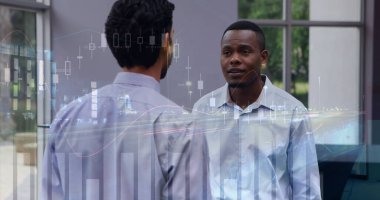 Ofiste konuşan çeşitli iş adamlarının mali grafikleri. küresel iş, finans, ekonomi ve teknoloji konsepti dijital olarak oluşturulmuş imaj.