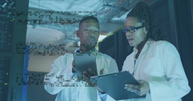 Sunucu odasındaki Afrikalı Amerikalı işçilerin üzerindeki şekiller. Küresel iş ve dijital arayüz kavramı, dijital olarak oluşturulmuş görüntü.