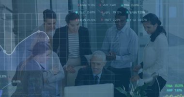 Ofisteki çeşitli iş adamlarının veri işleme görüntüsü. Küresel iş ve dijital arayüz kavramı dijital olarak oluşturulmuş görüntü.
