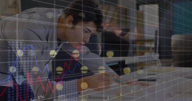 Melez iş adamının mali veri işleme görüntüsü. Küresel iş, finans ve veri işleme kavramı dijital olarak oluşturulmuş görüntü.