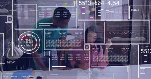 Ofisteki çeşitli iş adamlarıyla ilgili finansal veri işleme resmi. Küresel finans, iş, bağlantılar, hesaplama ve veri işleme kavramı dijital olarak oluşturuldu.