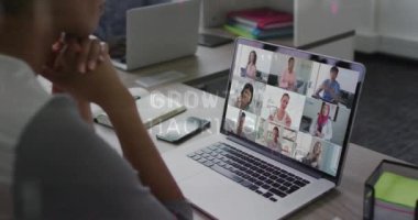 İnternetteki toplantıya katılan, dizüstü bilgisayarlı kişi animasyon öğrenme sürecindeki büyümeyi tartışıyor. Uzaktan çalışma, çevrimiçi eğitim, sanal toplantı, iş, teknoloji, işbirliği