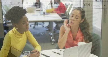 Ofiste görüşmeler, mali verileri ve döviz kurları olan iş kadınları animasyon oranları. takım çalışması, finans, toplantı, işbirliği, analiz, kurumsal