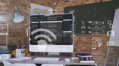 Ofis üzerinde medya simgeleri ve veri işleme animasyonları. Teknoloji ve dijital arayüz kavramı, dijital olarak oluşturulmuş video.