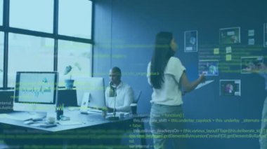 Ofisteki çeşitli iş adamları üzerinde dijital veri işleme animasyonu. Küresel finans, işletme, bağlantılar, hesaplama ve veri işleme kavramı, dijital olarak oluşturulmuş video.