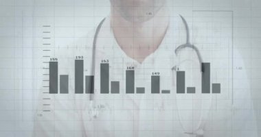 Hastanedeki steteskopla gülümseyen doktor üzerinde grafikler ve çizelgeler. Sağlık, sağlık, teknoloji.