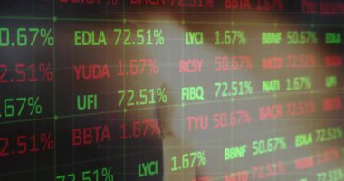 Edebiyat üzerine finansal veri işleme animasyonu. Küresel finans, işletme, bağlantılar, hesaplama ve veri işleme kavramı, dijital olarak oluşturulmuş video.