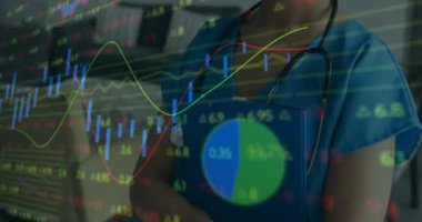 Finansal verileri ve borsa analizi animasyonlarıyla gülümseyen bir sağlık uzmanı. Finans, yatırım, ekonomi, başarı