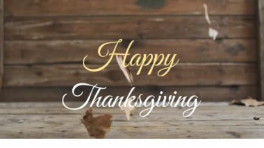 Tahta tahtalarda sonbahar yaprakları üzerinde mutlu şükran günü metinlerinin animasyonu. Şükran Günü, Amerikan vatanseverliği, şenlik, kutlama ve gelenek konsepti, dijital olarak üretilen video.