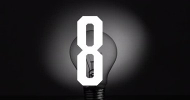 Siyah-beyaz ampulün üzerindeki animasyon numarası. Fikirler, yaratıcılık, yenilik, ilham, monokrom, kavramsal