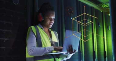 Afrika kökenli Amerikalı kadın sunucularla ilgili bilimsel veri işleme animasyonu. Küresel bilim, bağlantılar, hesaplama ve veri işleme kavramı, dijital olarak oluşturulmuş video.