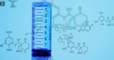 Şırınga üzerinde bilimsel veri işleme animasyonu. Küresel bilim, bağlantılar, hesaplama ve veri işleme kavramı, dijital olarak oluşturulmuş video.